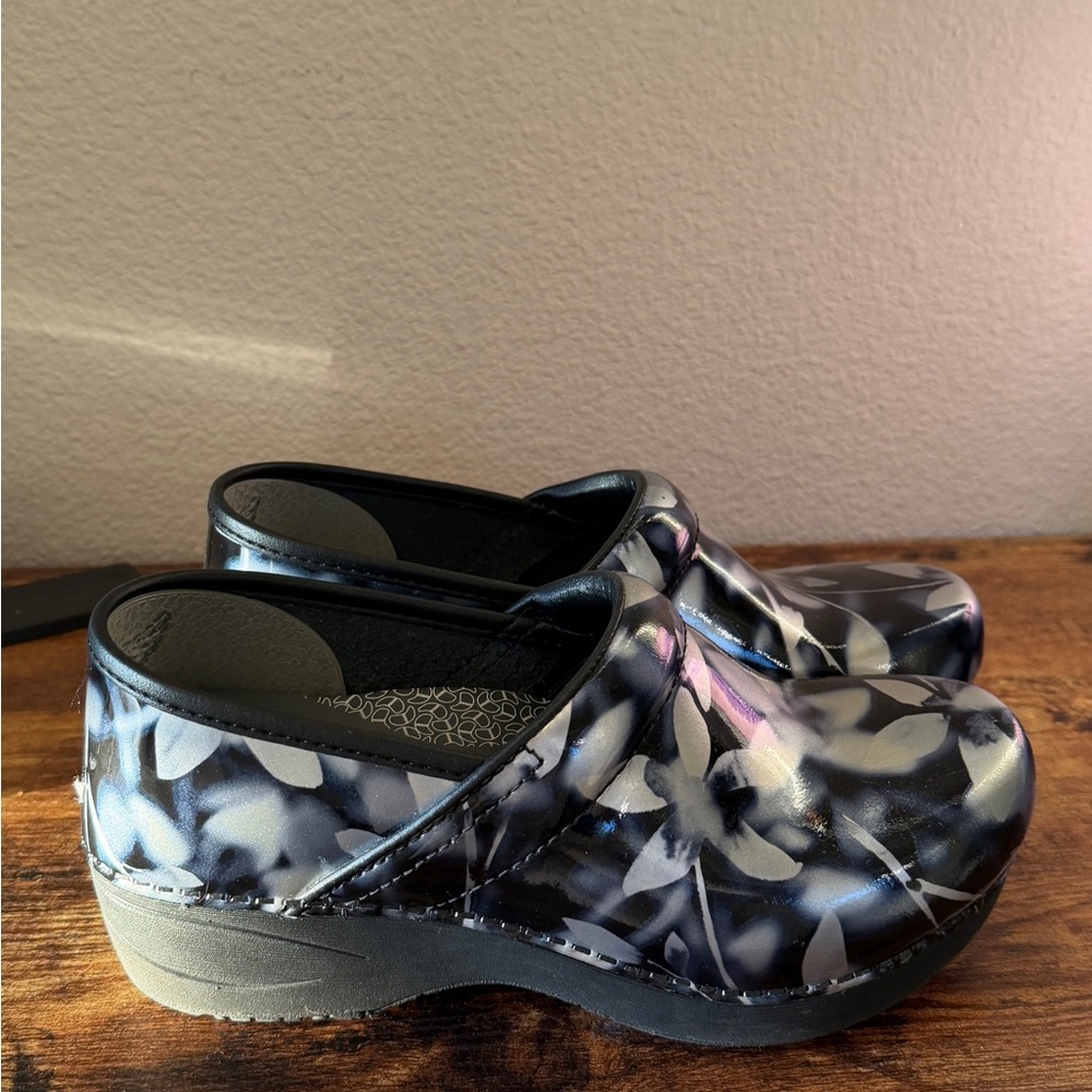 Dansko XP 2.0 clogs in the "Shadow Floral Patent" finish